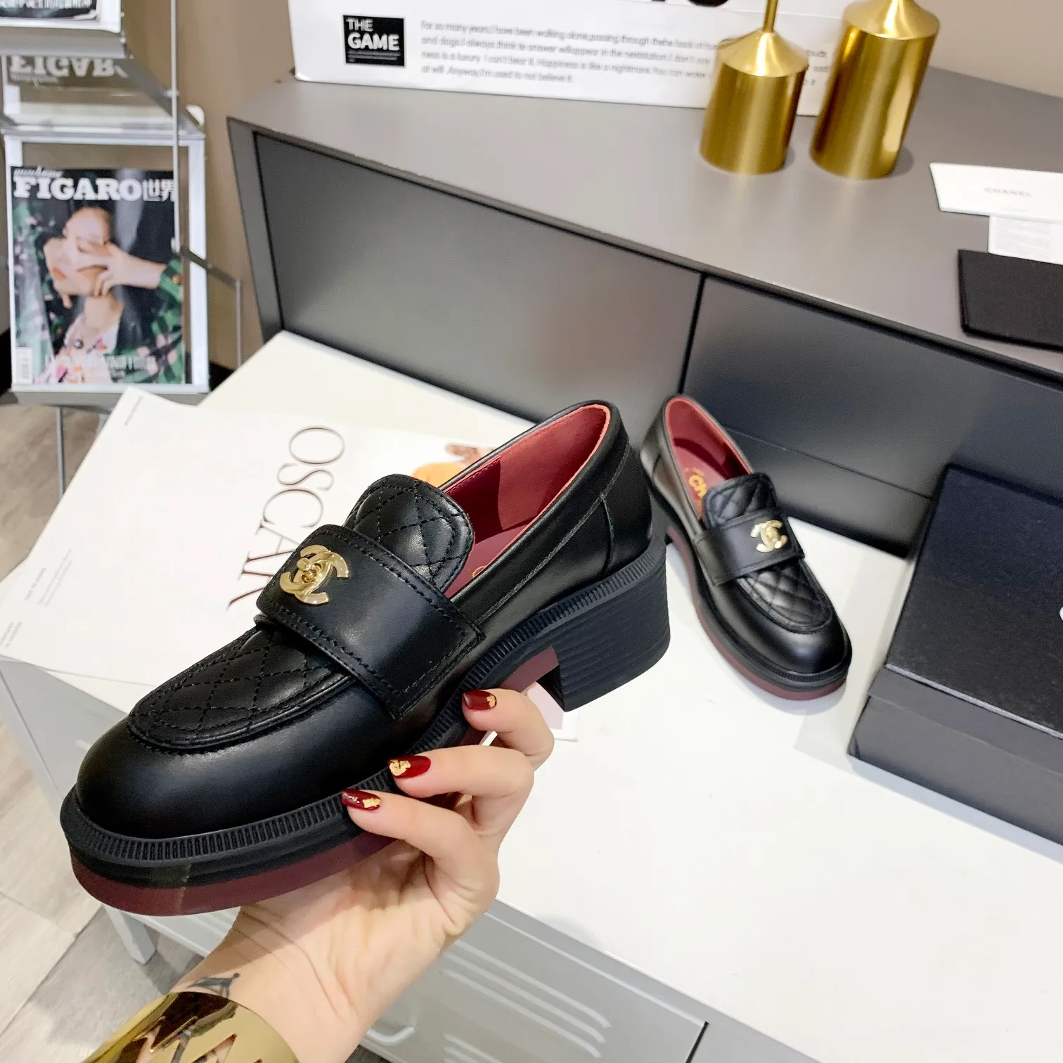 👟👟Ex-factory price 480👟👟 Chanel's 2023 autumn and winter new style, this year's most popular loafers, the one that Xiaohongshu is crazy about growing grass, the schoolbag buttons are super beautiful, the shoe shape is versatile, the heel height is 5cm, and it is an absolute long-leg artifact! Classic black, bought at yyds counter for 8100! ! The counter is made of original customized calfskin, two-color T👟👟 ex-factory price U outsole, and original molded hardware buckle. Code number 35-40 (40 41 customized, non-returnable)